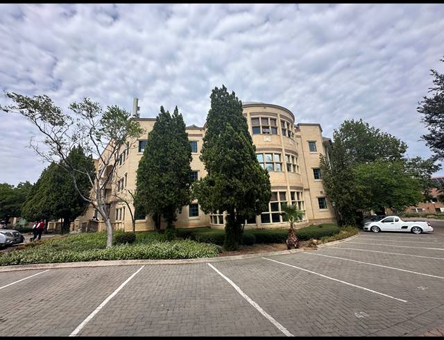 1,910M² OFFICE TO LET IN SUNNINGHILL